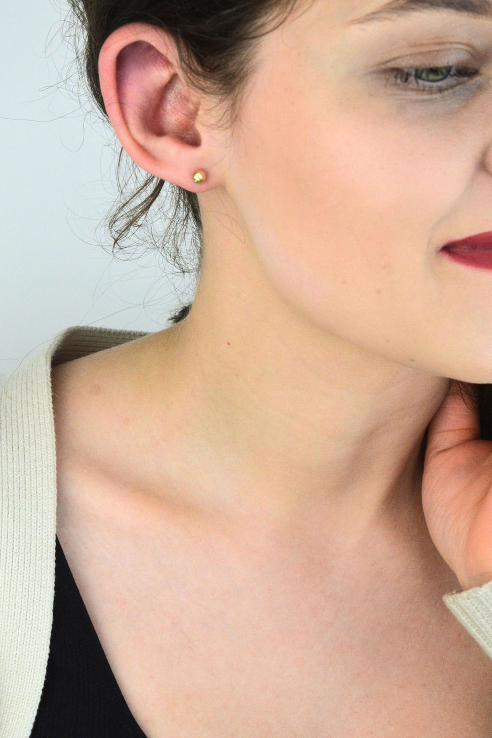 Kolczyki damskie złote 333 grawerowane kuleczki 5 mm na sztyft Au.jpg